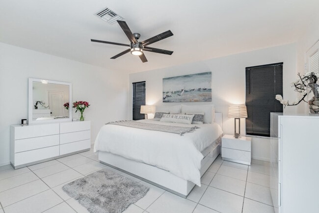 Building Photo - 830 SW 14th Ct