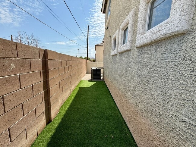 Building Photo - Stylishly Home in Gated Community – Minute...