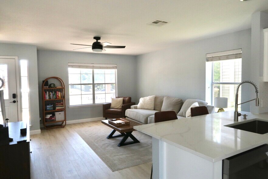 Building Photo - 500 Rolling Oak Dr