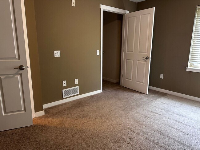 Building Photo - Spacious 2 bed 1 bathroom Condominium