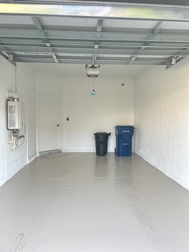 Building Photo - 3/2.5 TOWNHOUSE LORRAINE LAKES No deposit ...