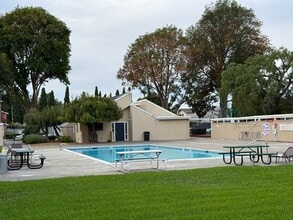 Building Photo - Spacious 4 bedroom home in Union City with...