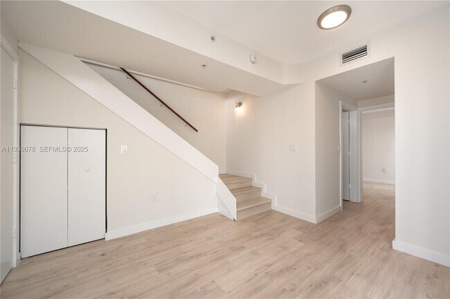 Building Photo - 1712 SW 2nd Ave