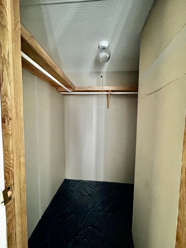 Building Photo - Available Now! 3 Bedroom 2 bath unit