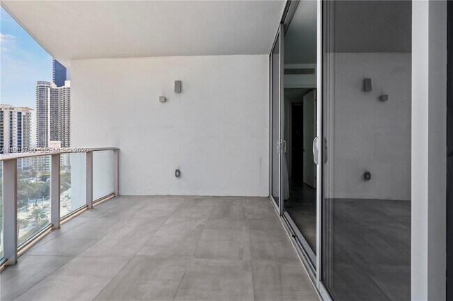 Building Photo - 17550 Collins Ave