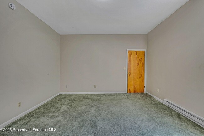 Building Photo - 637 Monroe Ave