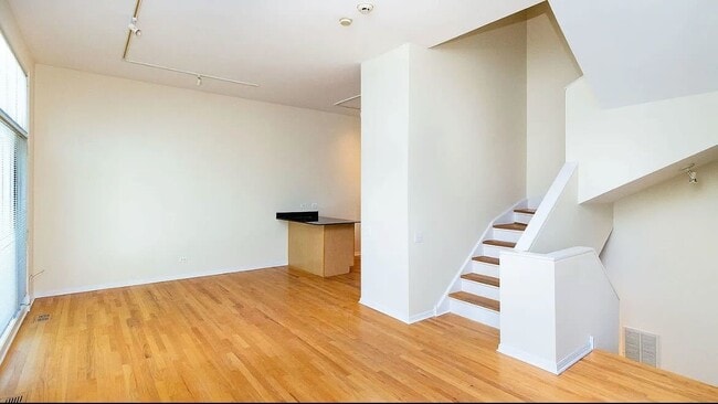 Building Photo - 441 W Blackhawk St