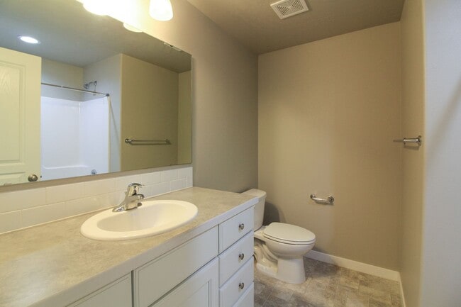 Building Photo - 4 Bedroom, 2.5 Bath Home in South Kennewick