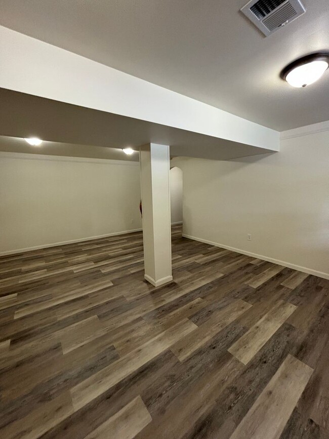 Building Photo - Gorgeous 3 Bedroom 1.5 Bathroom with Huge ...