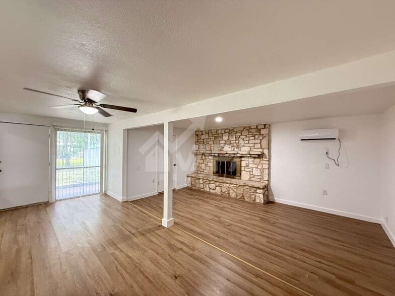 Building Photo - 518 Jamaica Dr