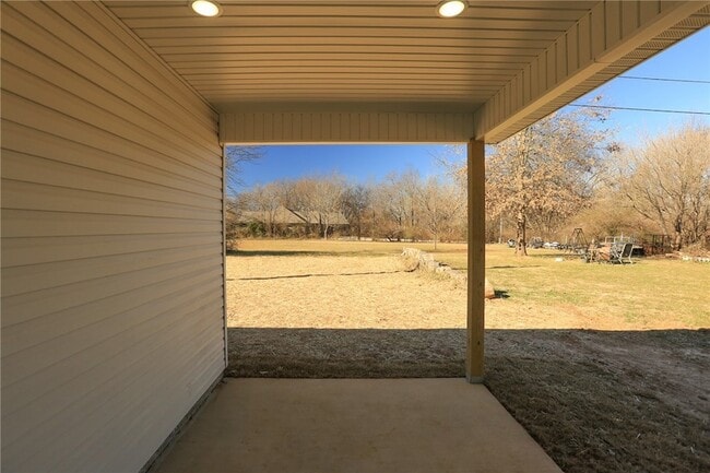 Building Photo - 655 N Genevieve Ave