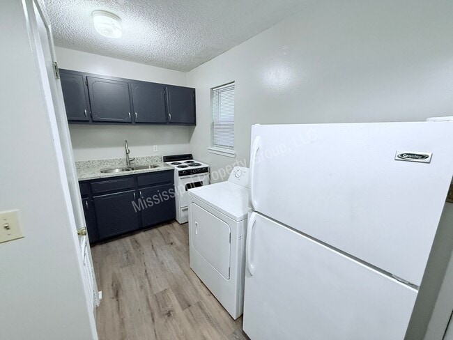 Building Photo - 1BR/1BA FOR RENT