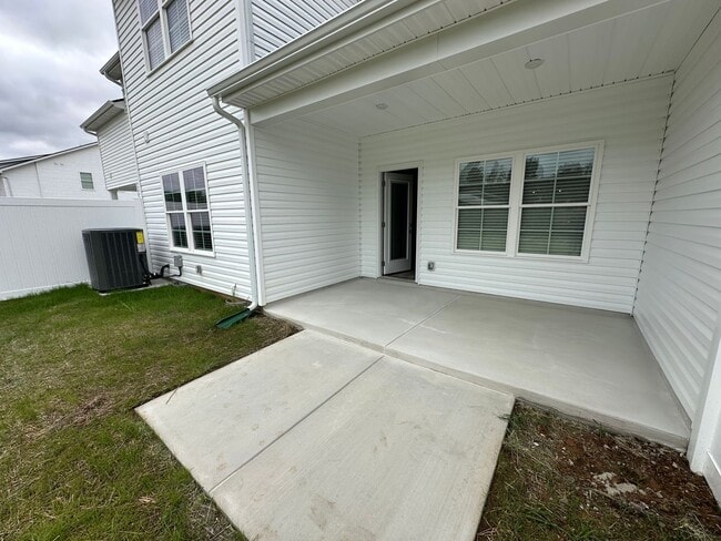 Building Photo - Brand New Townhome In Shelbyville - MOVE I...