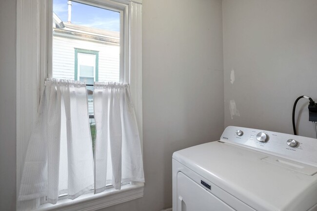 Building Photo - 4 BED/1 BATH IN NEWARK