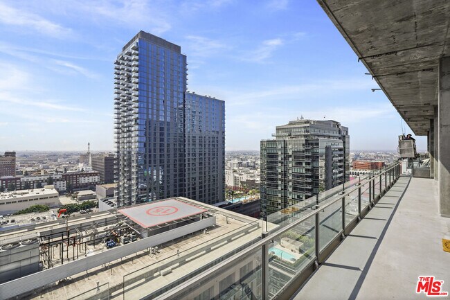 Building Photo - 1100 S Hope St