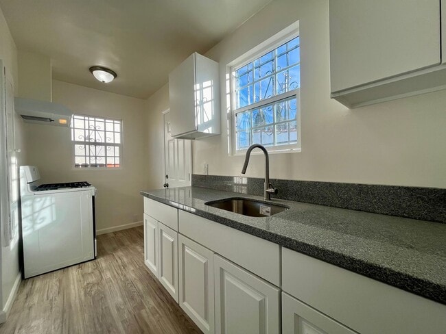 Building Photo - 6200-6202