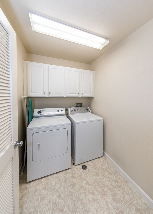 Building Photo - Downtown 3 Bedroom Townhome with 2 Car Garage