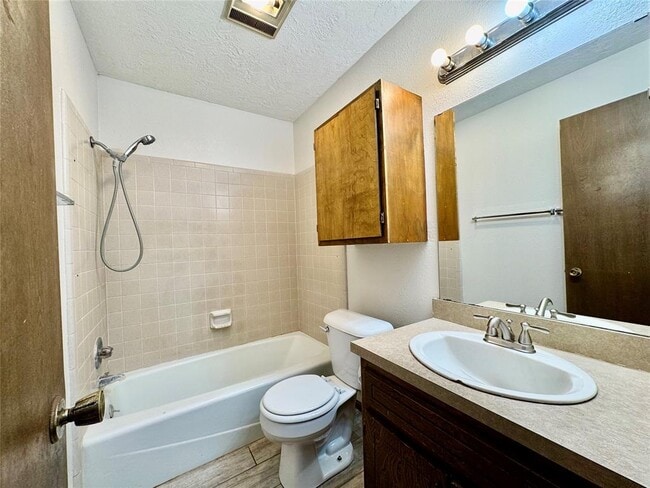 Building Photo - 112 Elmwood Cir