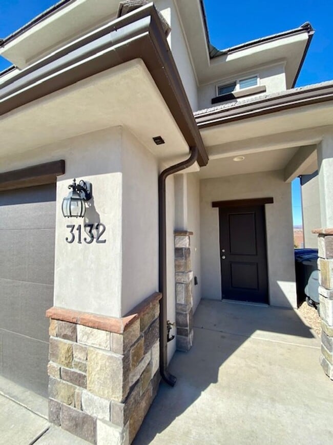 Building Photo - SPACIOUS TOWNHOME FOR RENT!