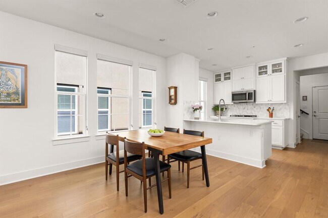 Building Photo - 2509 Simond Ave