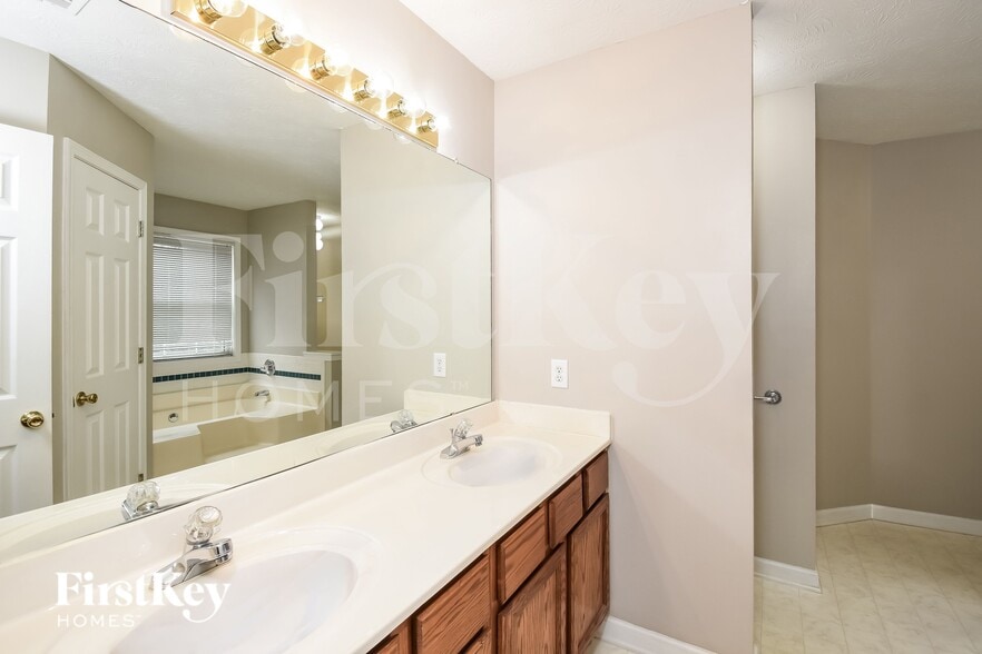 Building Photo - 799 Avalon Forest Way