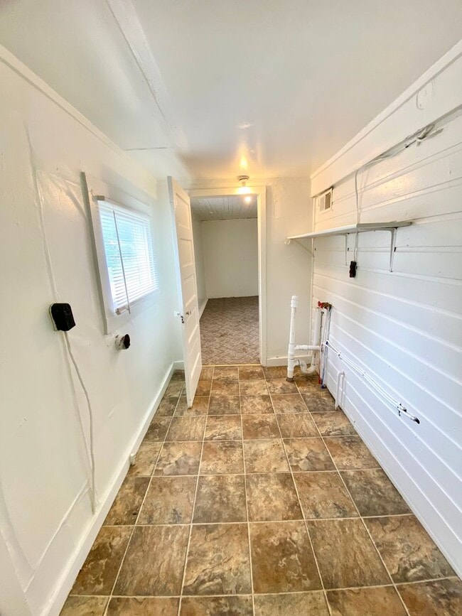 Building Photo - Four bed/1 Bath House Close to Down Town D...