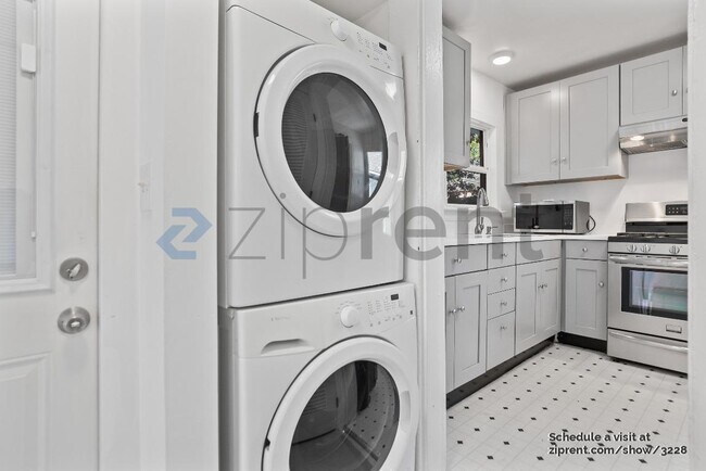 Building Photo - 928 60th St