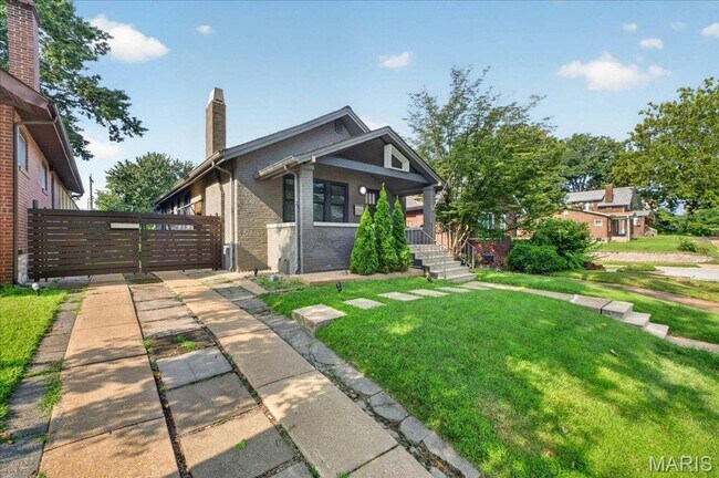 Building Photo - Richmond Heights Home!