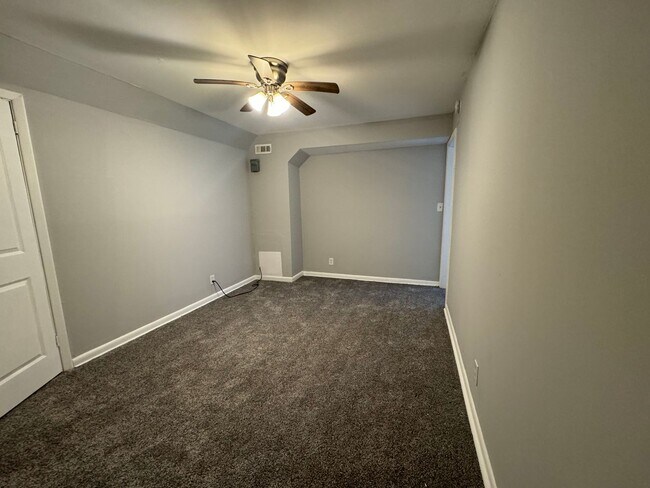 Building Photo - Beautiful 2 Bedroom Unit Available in East...
