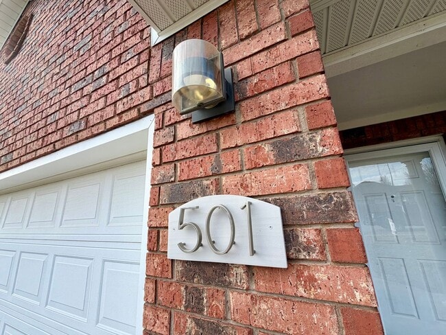 Building Photo - ***501 Bonanza Street***