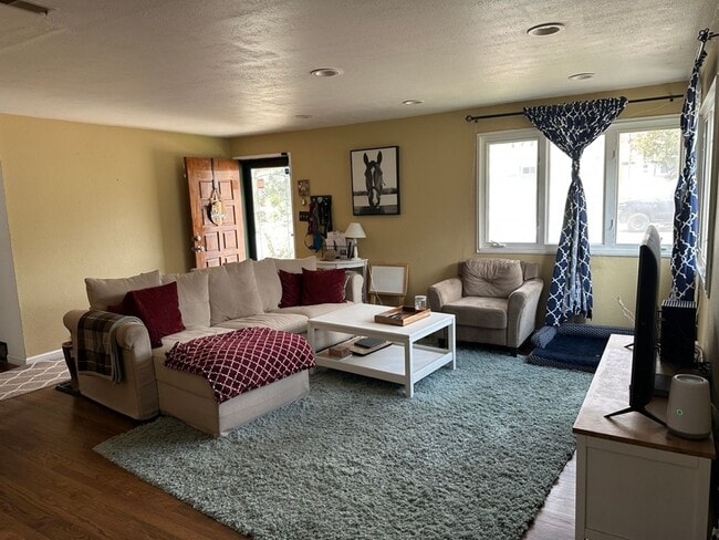 Building Photo - CUTE 3BD RANCHER WITH CHARACTER IN CENTRAL...