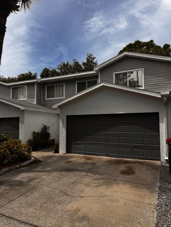 Building Photo - Luxury 3 bedroom 2 bathroom townhome avail...
