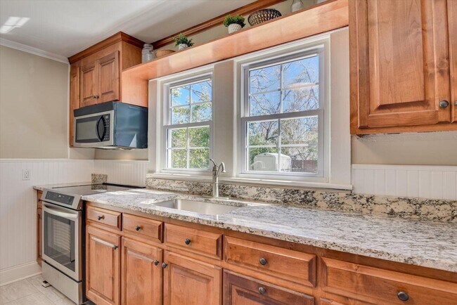 Building Photo - 126 Horry St SE