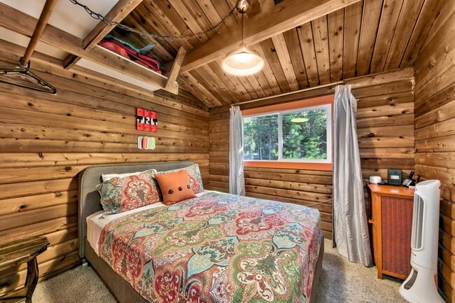 Building Photo - 1577 Atroari St