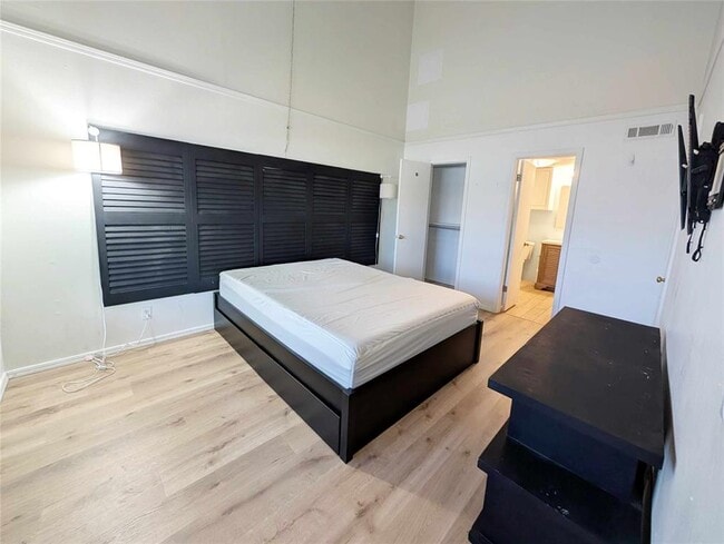 Building Photo - 11130 N Stratford Dr