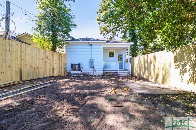 Building Photo - 826 W Victory Dr