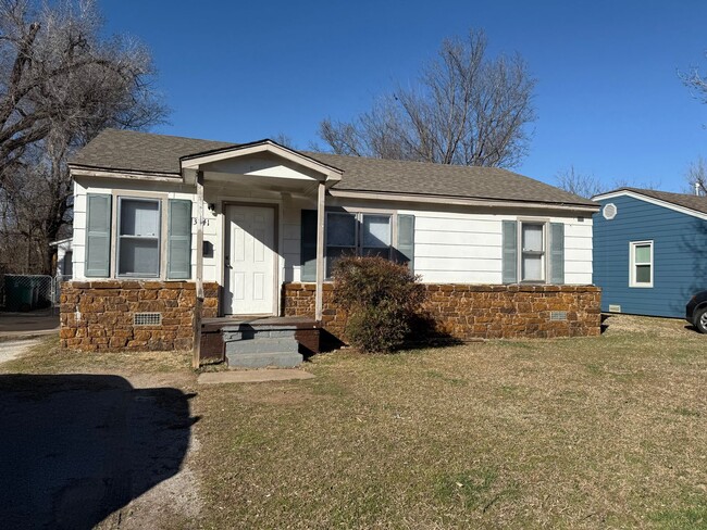 Primary Photo - 3 bed 1 bath 2 car, indoor laundry and new...