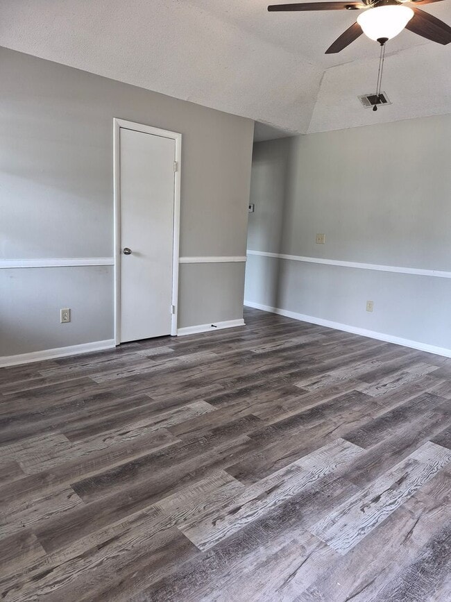 Building Photo - 242 Garden Cir