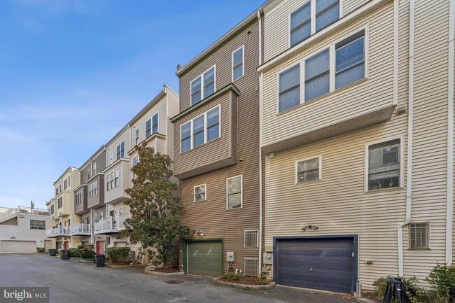 Building Photo - 4410 Longfellow St