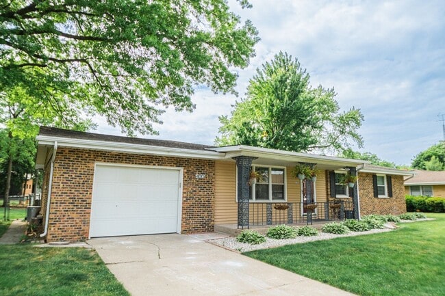 Primary Photo - 3 bed 2 bath Ranch in Hobart