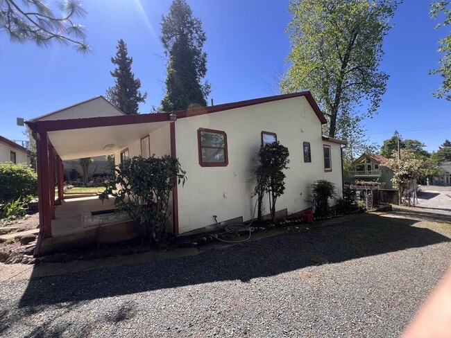 Building Photo - 503 1/2 S Auburn St