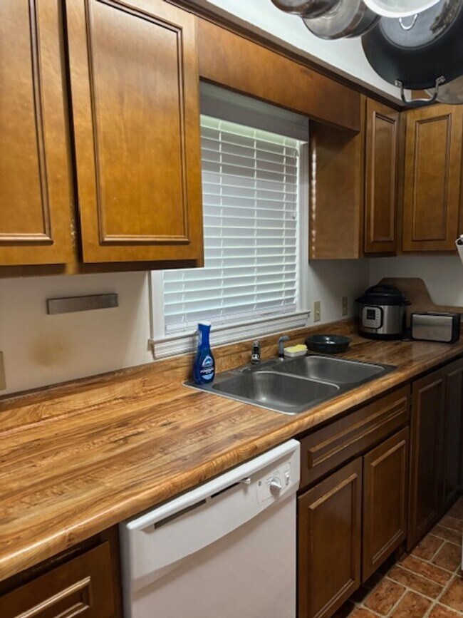 Building Photo - Fully furnished 1 bedroom 1 bath garage ap...