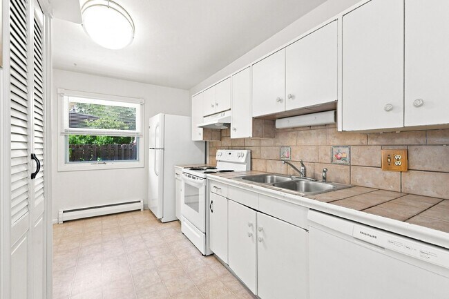 Building Photo - Large bi-level home in Littleton with 1-car garage!