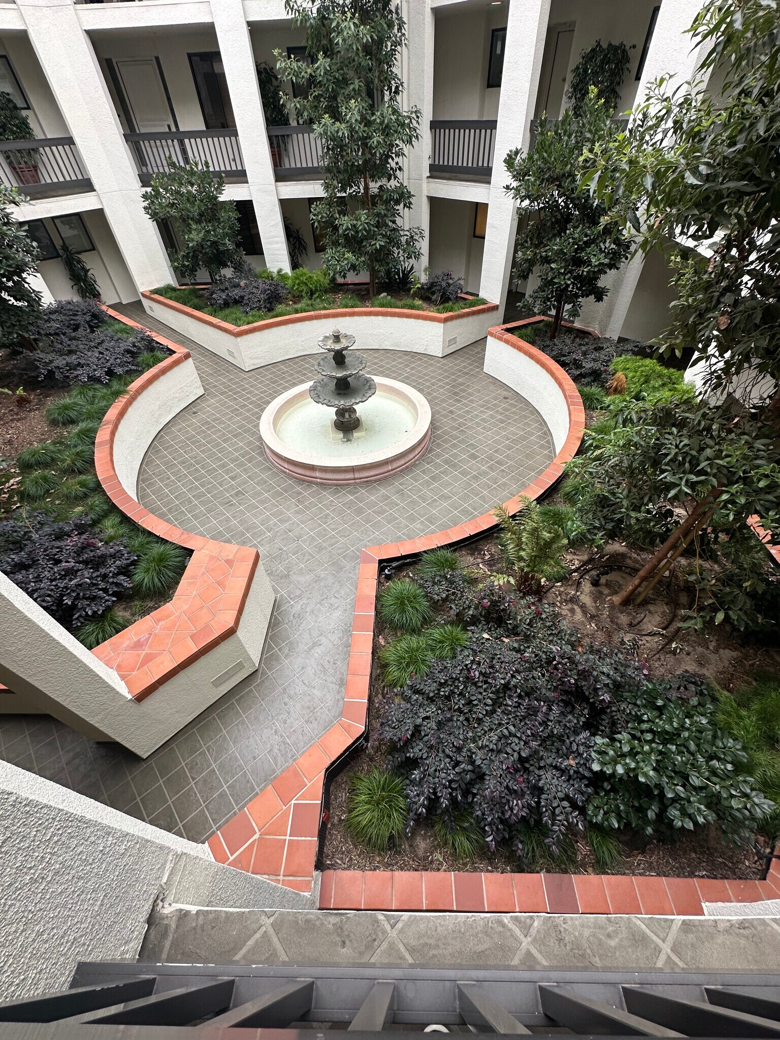Building Courtyard - 2131 Century Park Ln