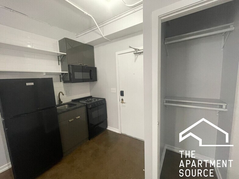 Building Photo - 1136 W Wilson Ave