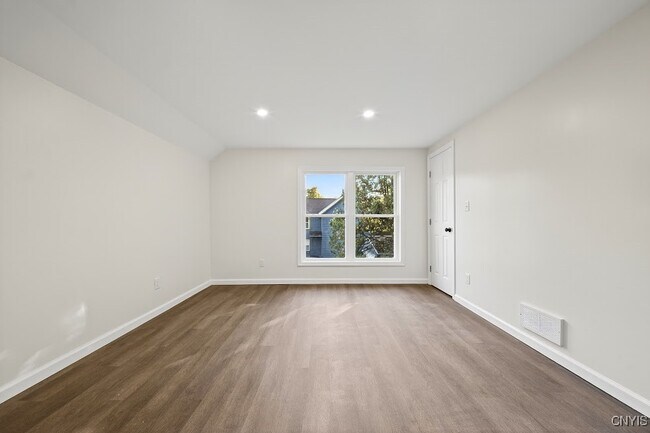 Building Photo - 127 E Warrington Rd