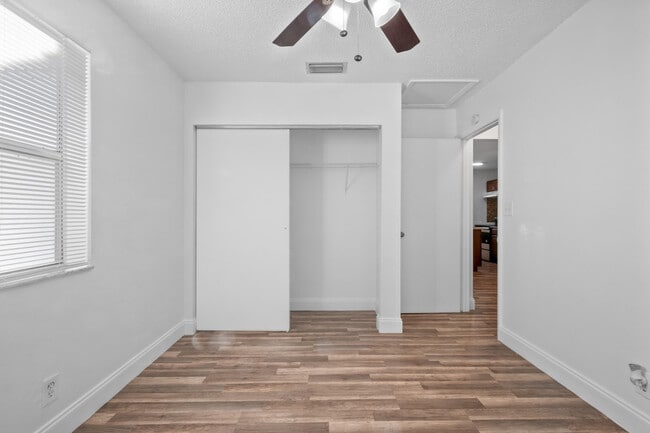 Building Photo - 818 NE 14th Pl