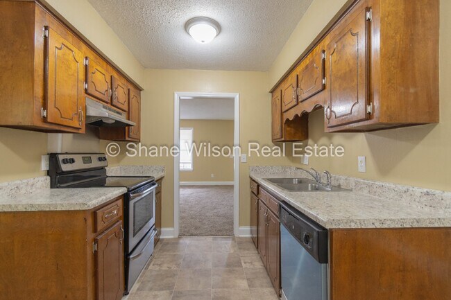 Building Photo - Large 4 BR / 2.5 BA home for lease in Rossville!