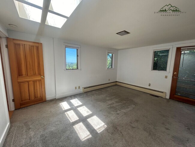 Building Photo - 320 Sunset Dr