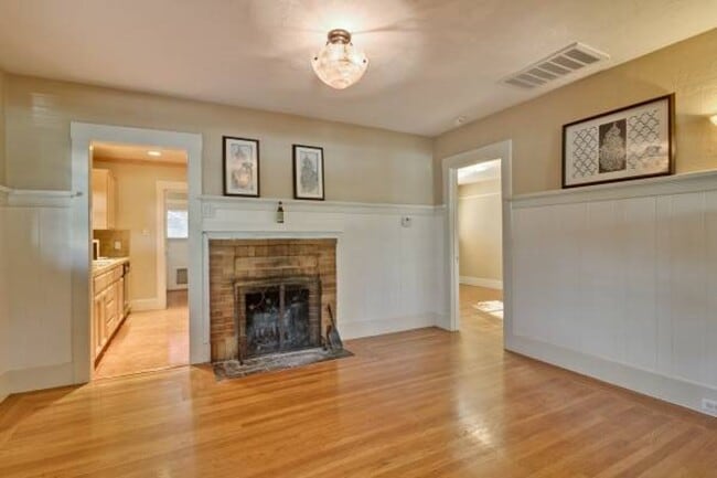 Building Photo - 2 Bed, 2 Bath Craftsman Style Home by Down...
